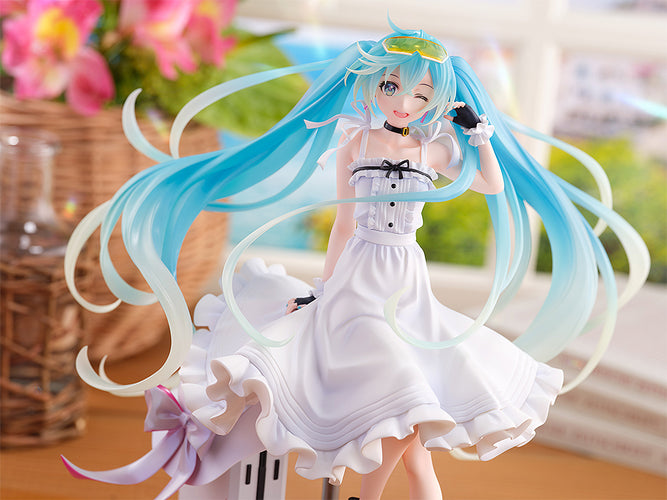1/7 Racing Miku 2021: Vacation Style Ver. - Box image